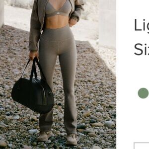 ALO Yoga Bootcut Leggings in Light Cocoa